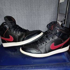 2016 Nike Air Jordan Retro 1 "Black Team Red" size 9